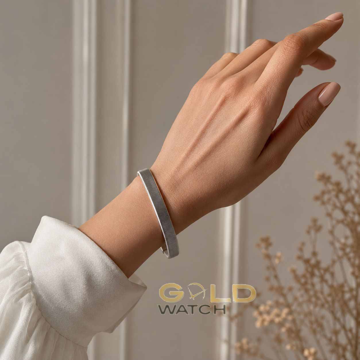 file_000000008568720a92f89622a30dde02 دستبند زنانه بنگل باز رنگ نقرهای با بافت شیاردار - تصویر 1